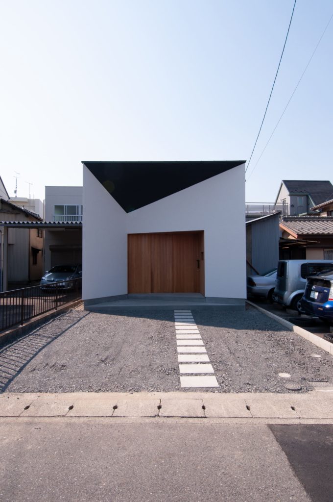 岐阜県羽島郡に設計した木造住宅のファサード。白い外壁とガルバリウム鋼板よろい張り。