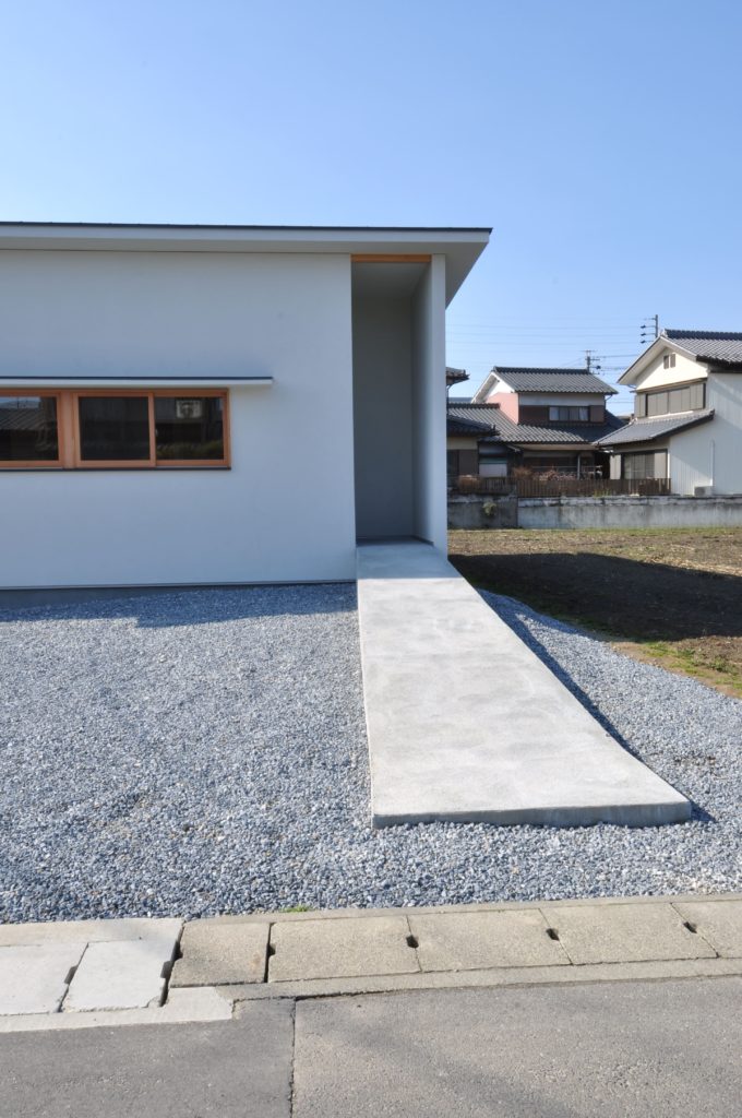 岐阜県笠松町に建つ木造平屋住宅『結居の平屋』の白い外壁とコンクリートスロープ